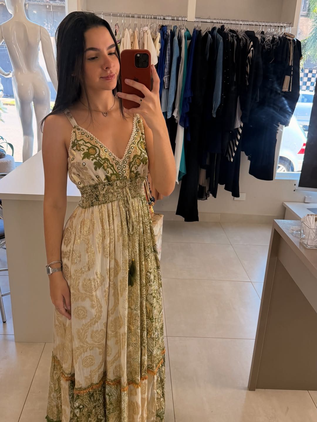 Vestido longo estampado em bege e verde, com bordado no decote